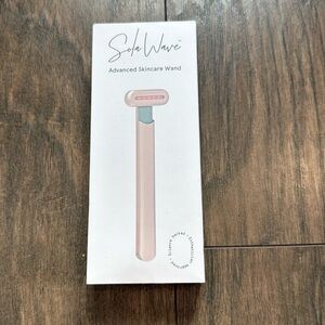 NEW Solawave 4-in-1 Radiant Renewal Facial Red Light Tool Device